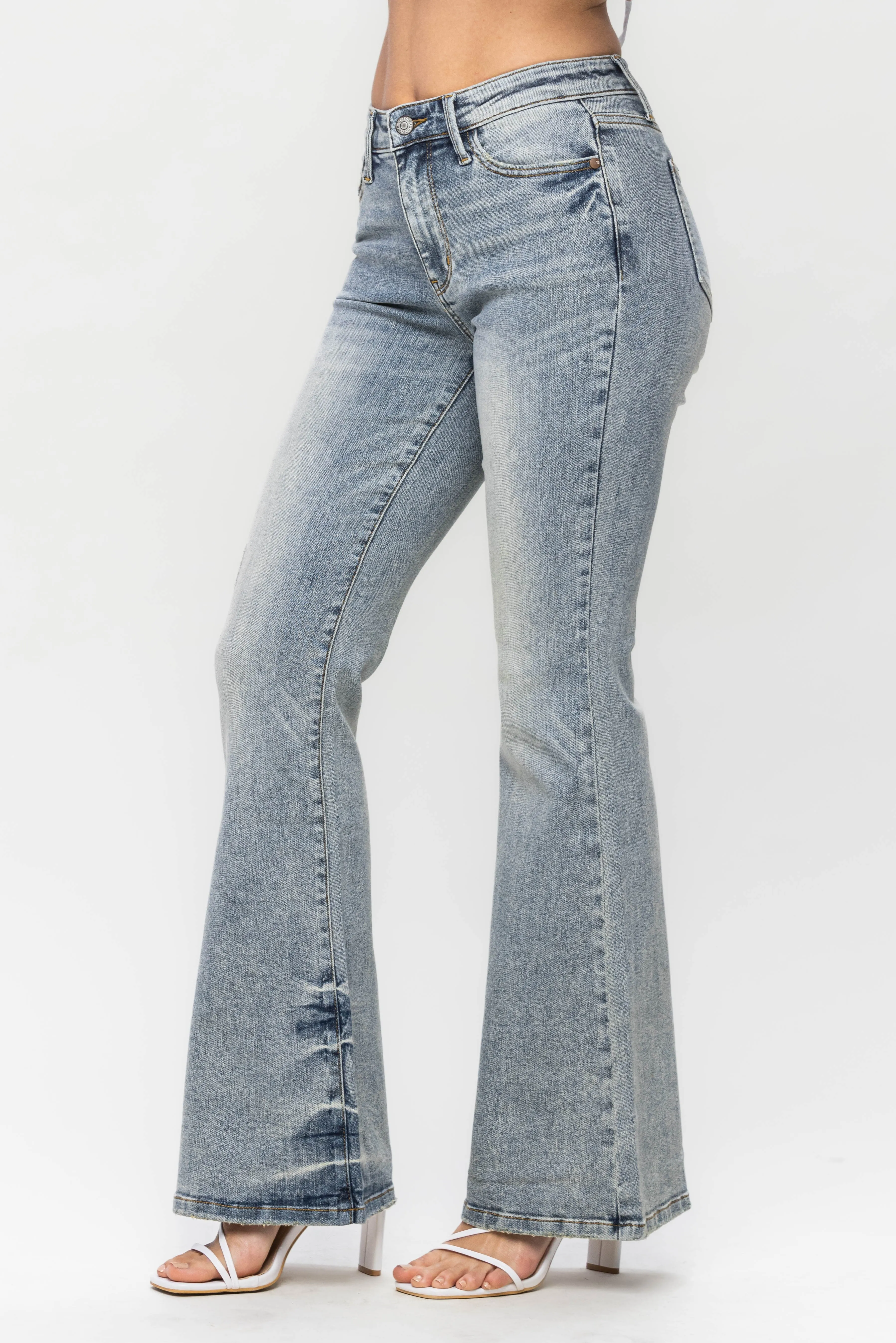 Judy Blue Mid Rise Denim Flare Jeans in Medium Wash
